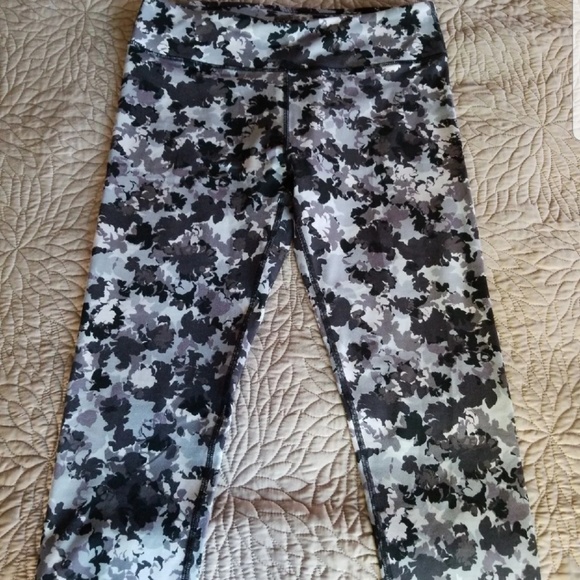 Fabletics Bundle Size Large - Picture 6 of 8